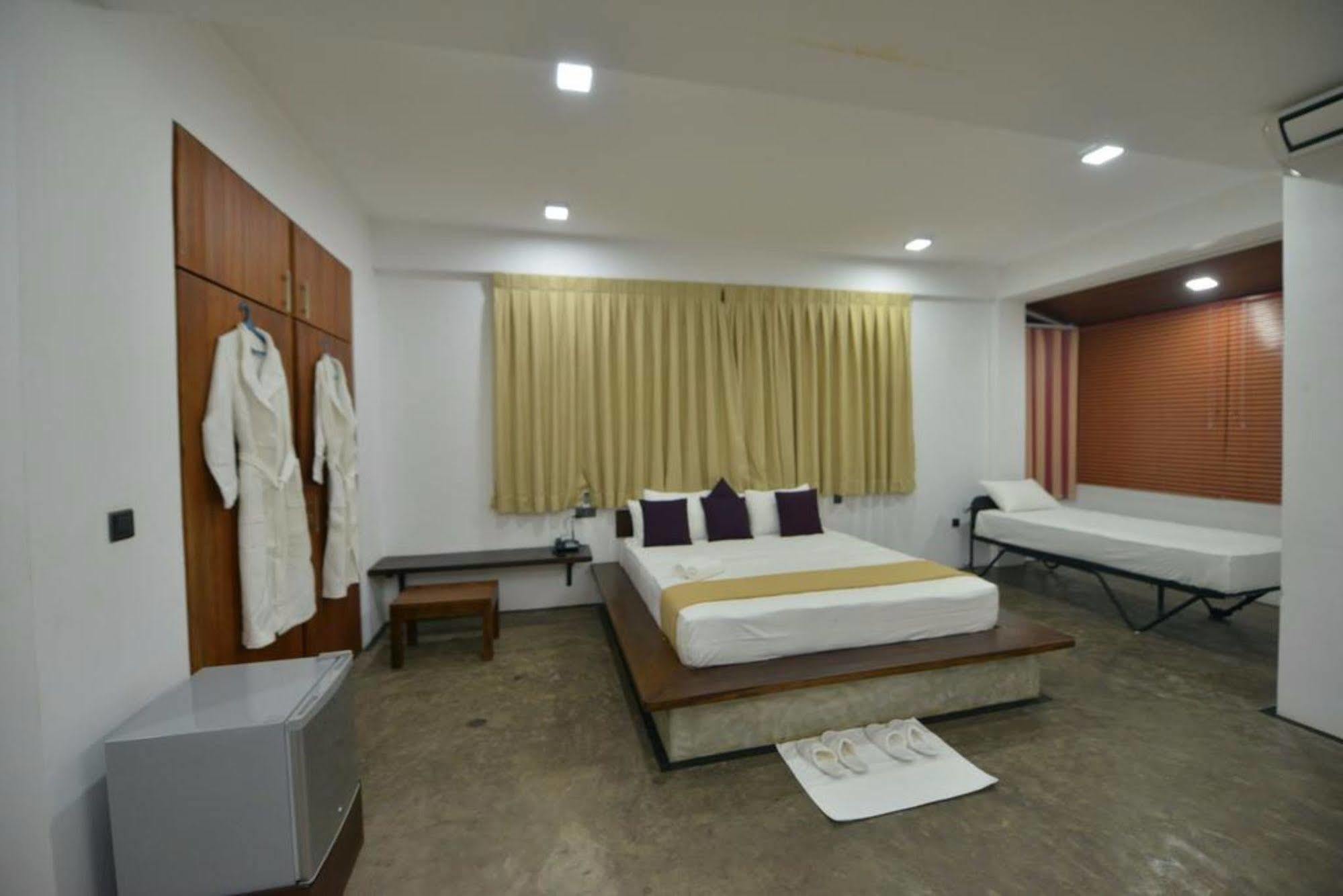 เอเธนาเลค บูทิก Hotel ดัมบูลลา ภายนอก รูปภาพ